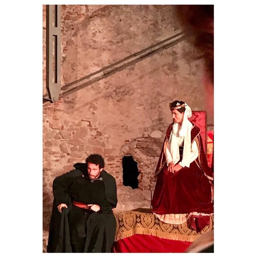 "L'Uomo nell'ombra" espugna il Castel Govone di Finalborgo: successo di pubblico e critica