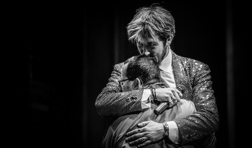 Paolo Ruffini durante uno spettacolo teatrale: sarà lui la "Fionda" 2026 dei Fieui di Caruggi