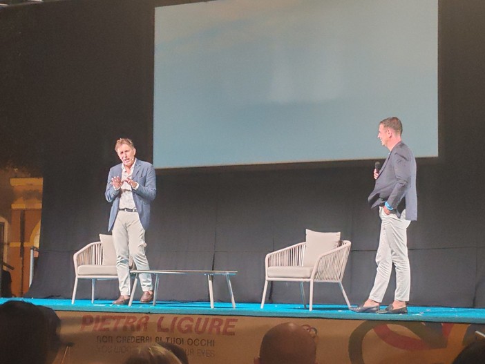 Moretti Off 2026, Ubaldo Pantani conquista Pietra Ligure tra racconti, imitazioni e ironia Moretti Off 2026, Ubaldo Pantani conquista Pietra Ligure tra racconti, imitazioni e ironia