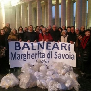 I Balneari consegnano a Papa Francesco la "Maglietta rosa" del bagnino