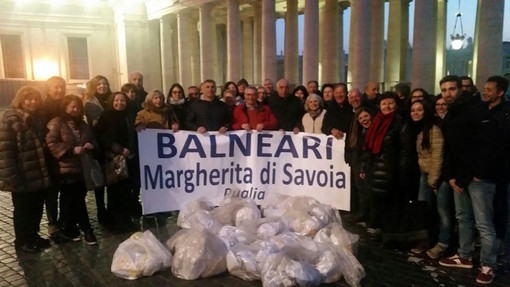 I Balneari consegnano a Papa Francesco la "Maglietta rosa" del bagnino I Balneari consegnano a Papa Francesco la "Maglietta rosa" del bagnino