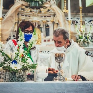 Osiglia, ultima messa per don Teresio. L'omaggio della cittadinanza: "Farai sempre parte della nostra comunità"