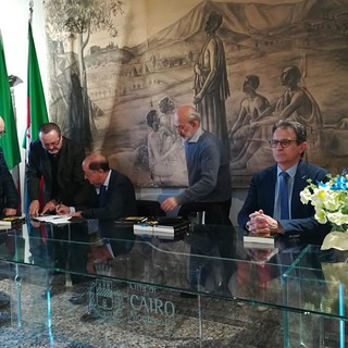 "Uomini o mantidi?": il giudice Maurizio Picozzi ha presentato a Cairo il suo libro sulla "vicenda Guerinoni" "Uomini o mantidi?": il giudice Maurizio Picozzi ha presentato a Cairo il suo libro sulla "vicenda Guerinoni"