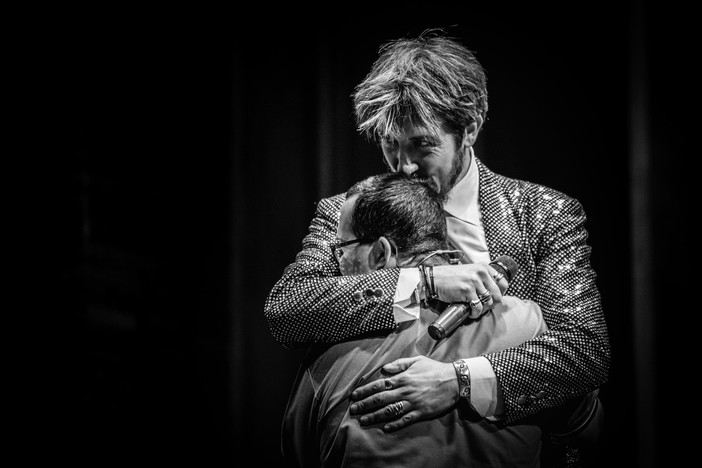 Paolo Ruffini durante uno spettacolo teatrale: sarà lui la "Fionda" 2026 dei Fieui di Caruggi Paolo Ruffini durante uno spettacolo teatrale: sarà lui la "Fionda" 2026 dei Fieui di Caruggi