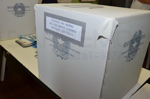 #ElezioniRegionali2015: secondo il sondaggio di scenaripolitici.com cresce Toti e leggero calo della Paita