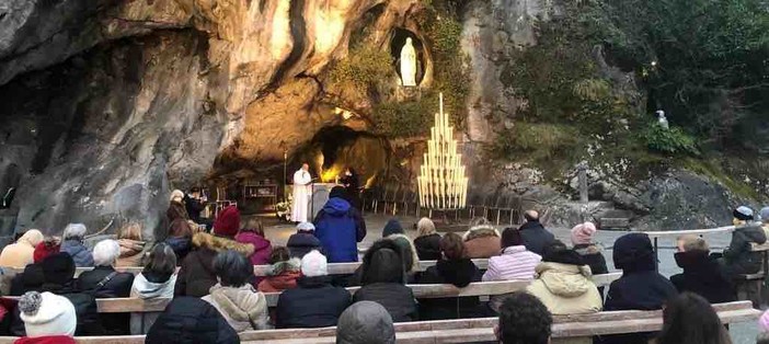 La Madonna di Lourdes in pellegrinaggio da Finale Ligure a Varazze La Madonna di Lourdes in pellegrinaggio da Finale Ligure a Varazze
