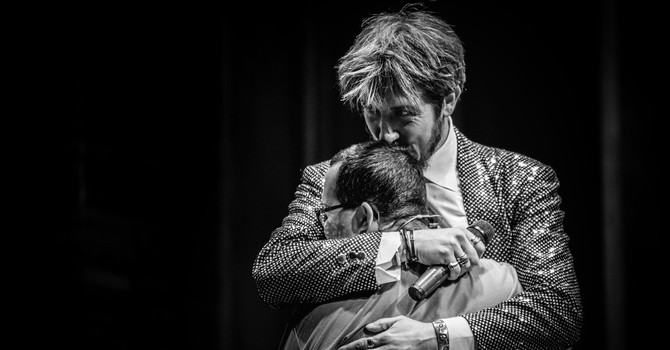 Paolo Ruffini durante uno spettacolo teatrale: sarà lui la "Fionda" 2026 dei Fieui di Caruggi