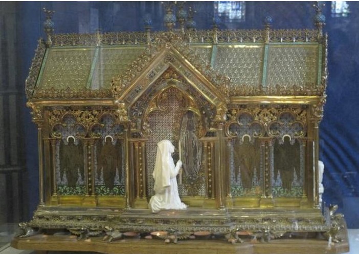 Nella foto: l'urna che ospita le reliquie di Bernadette, in arrivo in Liguria