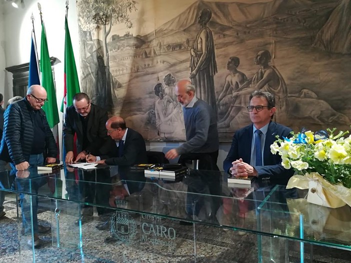 "Uomini o mantidi?": il giudice Maurizio Picozzi ha presentato a Cairo il suo libro sulla "vicenda Guerinoni" "Uomini o mantidi?": il giudice Maurizio Picozzi ha presentato a Cairo il suo libro sulla "vicenda Guerinoni"