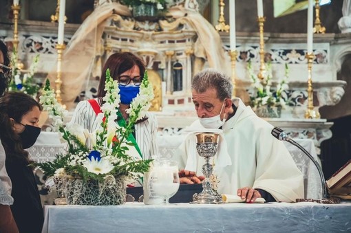 Osiglia, ultima messa per don Teresio. L'omaggio della cittadinanza: "Farai sempre parte della nostra comunità"