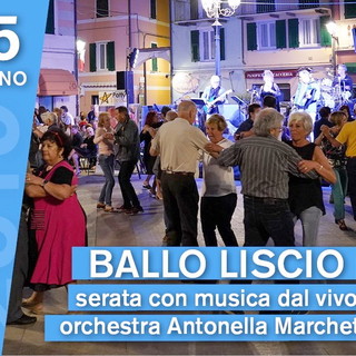 Ballo liscio in piazza a Varazze con l'Orchestra Antonella Marchetti