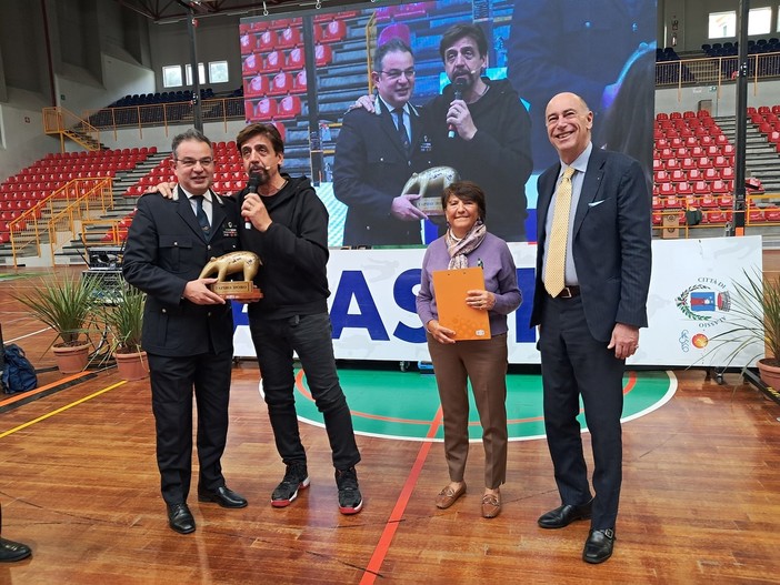 Valerio Staffelli firma la piastrella per il Muretto di Alassio Valerio Staffelli firma la piastrella per il Muretto di Alassio