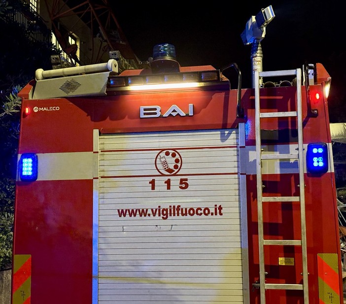 Camion in fiamme sulla A12, la chiusura si prolunga: danni alla volta della galleria "Del Fico"