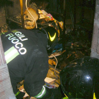 Varazze: incendio distrugge capannone, pompieri al lavoro