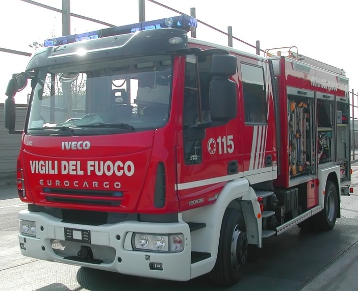 Si accende una sigaretta: esplode l'auto a Gpl