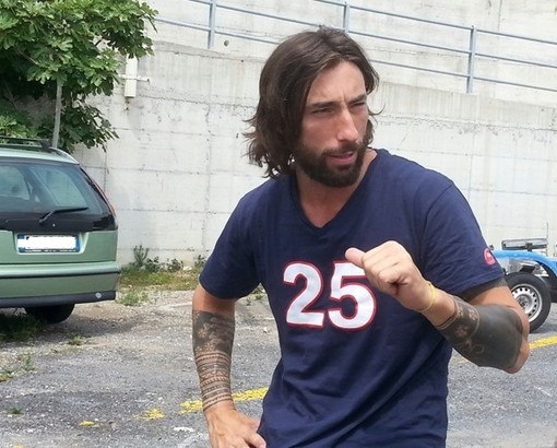 Latitante "pizzicato" mentre si fa un selfie con Vittorio "Abbombazza" Brumotti Latitante "pizzicato" mentre si fa un selfie con Vittorio "Abbombazza" Brumotti