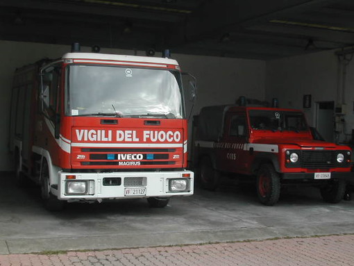 Savona: in fiamme la tettoia di un capannone di via Ponchielli Savona: in fiamme la tettoia di un capannone di via Ponchielli