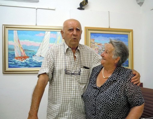 Il pittore Angelino Vaghi con la moglie durante una sua esposizione del 2019
