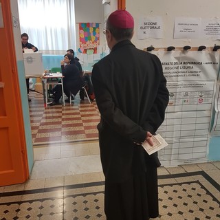 Anche il Vescovo della Diocesi di Albenga-Imperia al voto (FOTOgallery)