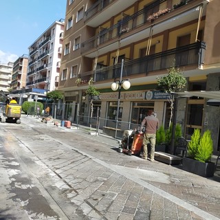 Andora, nuova pavimentazione in via Doria con interventi virtuosi di riuso