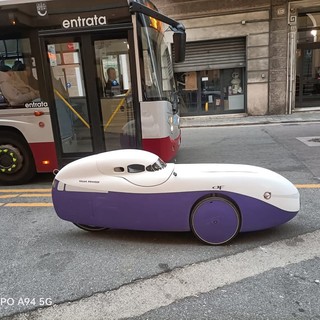 Per la città in velomobile: l'“auto” a pedali che incuriosisce i savonesi Per la città in velomobile: l'“auto” a pedali che incuriosisce i savonesi