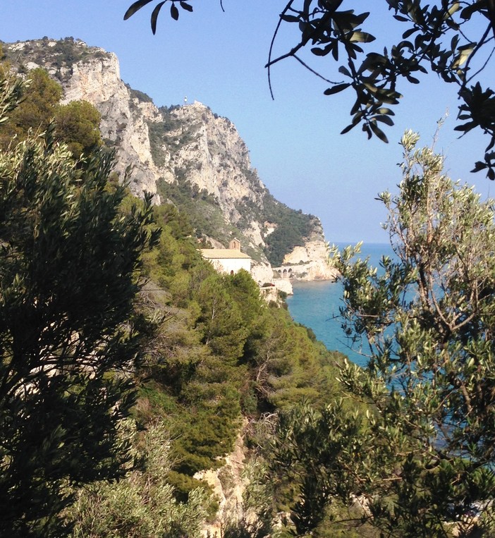 Varigotti, "Giro della Pria Grossa": domani escursione nei sentieri nella macchia mediterranea Varigotti, "Giro della Pria Grossa": domani escursione nei sentieri nella macchia mediterranea