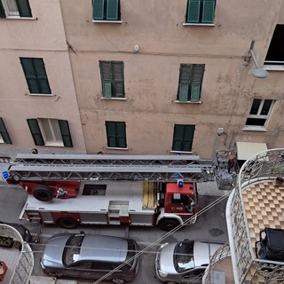 Tensione in via Ariosto a Savona: lite in famiglia degenera, intervengono Vigili del fuoco e Polizia Locale