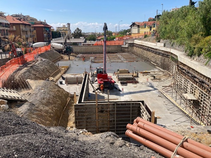 Alassio, parcheggio di via Pera: gettata la plancia del piano interrato, entro ottobre finito il primo lotto (FOTO) Alassio, parcheggio di via Pera: gettata la plancia del piano interrato, entro ottobre finito il primo lotto (FOTO)