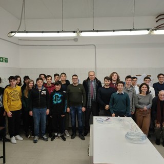 Giovani per la Scienza, il presidente di Fondazione De Mari Luciano Pasquale visita il laboratorio nel Campus di Savona Giovani per la Scienza, il presidente di Fondazione De Mari Luciano Pasquale visita il laboratorio nel Campus di Savona