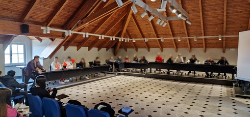 Loano, gli studenti a lezione di pubblica amministrazione: ha preso il via il progetto "Visitare il Comune"