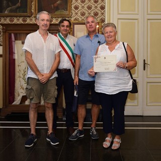 Alassio, turisti "fedeli" premiati dal vice sindaco Galtieri (FOTO)