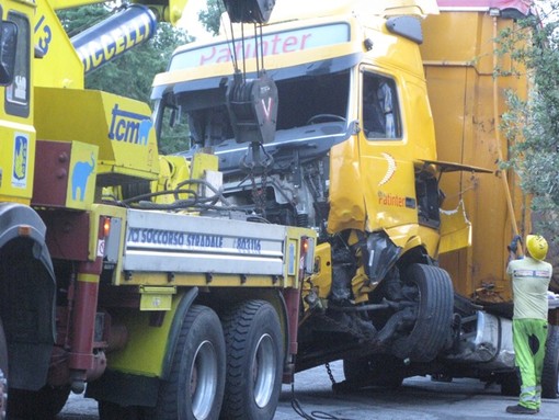 Lo "straordinario" incidente di Varazze. Carta dappertutto... E il maxi carrattrezzi ha l'assicurazione scaduta Lo "straordinario" incidente di Varazze. Carta dappertutto... E il maxi carrattrezzi ha l'assicurazione scaduta