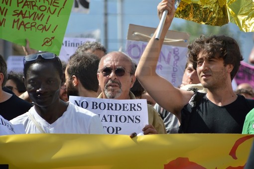 Vauro alla manifestazione di Ventimiglia