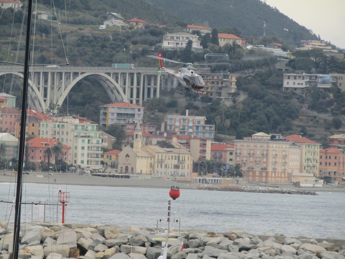 Incendio boschivo sulle alture di Varazze: attivato l'elicottero (FOTO) Incendio boschivo sulle alture di Varazze: attivato l'elicottero (FOTO)