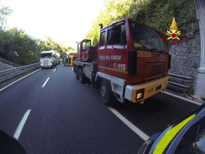 Incidente sulla A10: cisterna rimossa dalla carreggiata e viabilità ripristinata Incidente sulla A10: cisterna rimossa dalla carreggiata e viabilità ripristinata