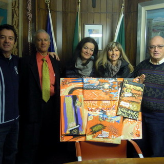 La pittrice Patrizia Macchia ha donato un suo quadro alla città di Varazze