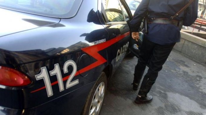 Spinge un cassonetto in strada a Borghetto, fermato da Carabinieri li aggredisce: marocchino arrestato