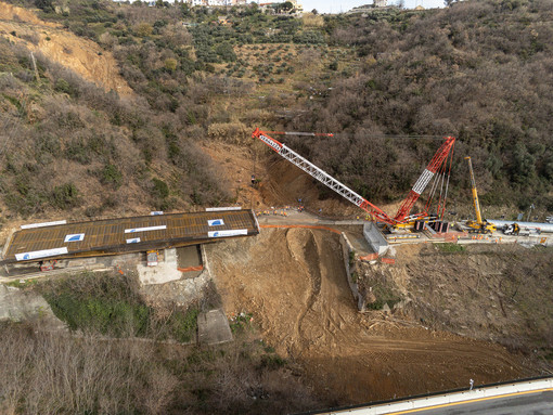 Nella foto di repertorio: l'installazione del nuovo impalcato Nella foto di repertorio: l'installazione del nuovo impalcato