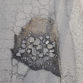 Albenga, Tomatis (FdI): "Pericolo in Viale Martiri della Foce, strada ammalorata da anni, l'amministrazione comunale ha il paraocchi"