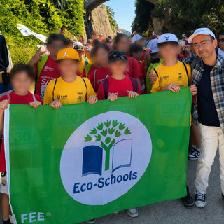 Varazze, consegnata alla scuola primaria “G. Massone” la 29ª Bandiera Verde