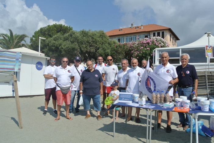 Volontari di Assonautica ancora a caccia di mozziconi di sigaretta sulle spiagge di Albisola Volontari di Assonautica ancora a caccia di mozziconi di sigaretta sulle spiagge di Albisola