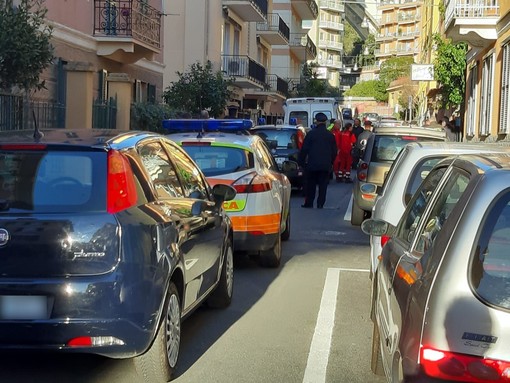 Varazze, sul tetto dell'albergo con un coltello: "Voglio tornare in Tunisia"