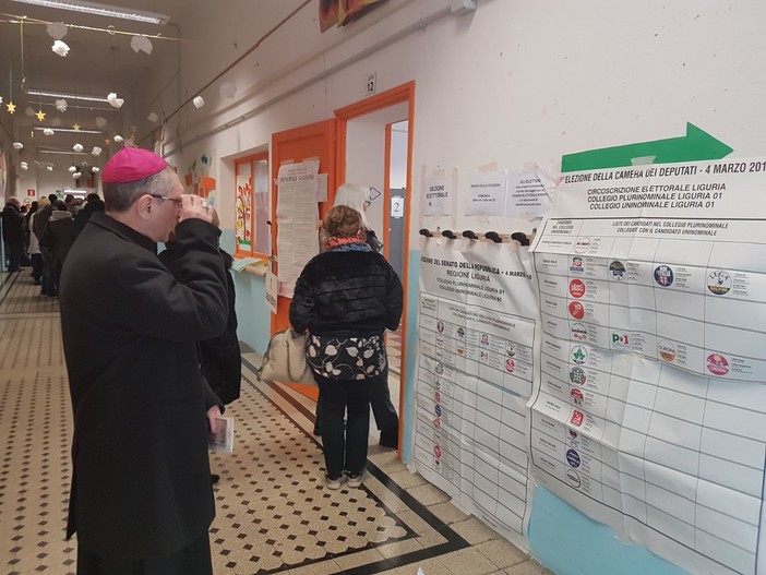 Nella foto, il vescovo Borghetti al seggio di Albenga