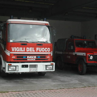 Savona: in fiamme la tettoia di un capannone di via Ponchielli Savona: in fiamme la tettoia di un capannone di via Ponchielli