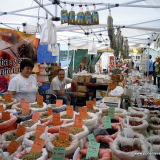 A Varazze il mercatino dell'artigianato regionale ed etnico
