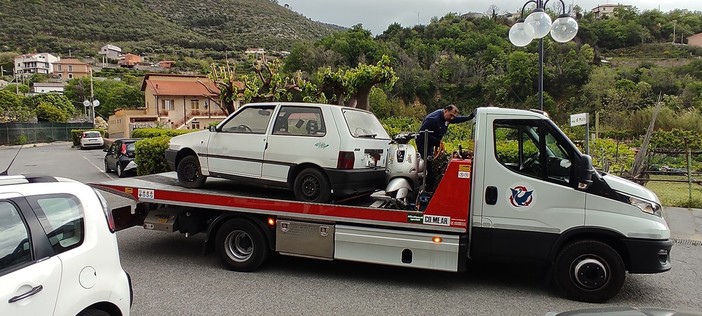 Toirano, prosegue la rimozione dei veicoli abbandonati: nell'anno in corso già 15 mezzi individuati