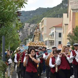 Varigotti, la Parrocchia San Lorenzo celebra la Madonna del Rosario Varigotti, la Parrocchia San Lorenzo celebra la Madonna del Rosario