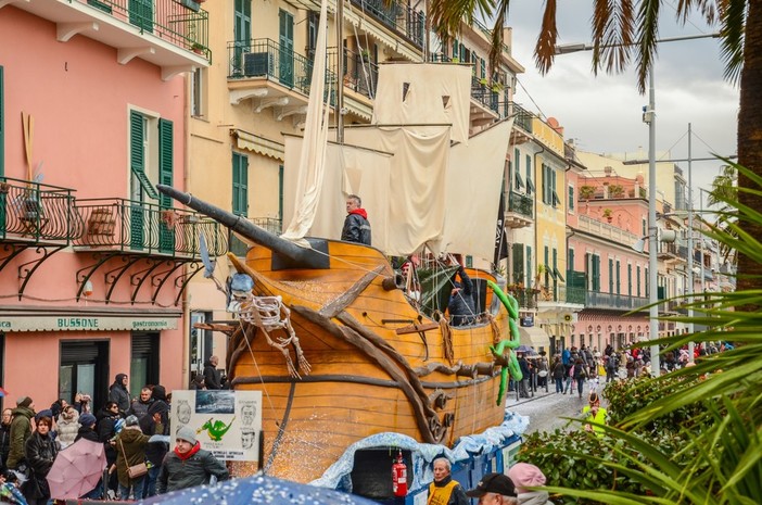 Il Palio dei Comuni chiude la 27^ edizione del CarnevaLöa Il Palio dei Comuni chiude la 27^ edizione del CarnevaLöa
