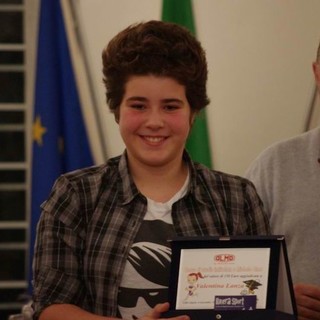 Valentina Lanza riceve il premio da Paolo Olmo