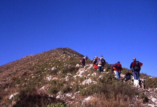 C.A.I. Loano: inaugurazione tavola di orientamento sul Monte Carmo